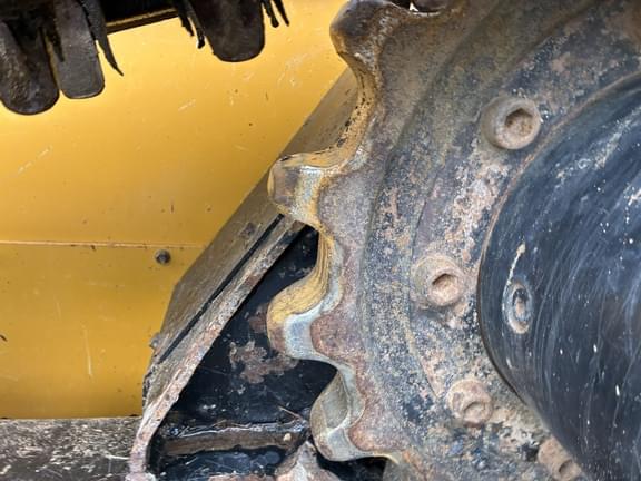 Image of John Deere 323D equipment image 4