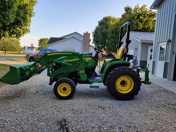 Image of John Deere 3320 equipment image 1