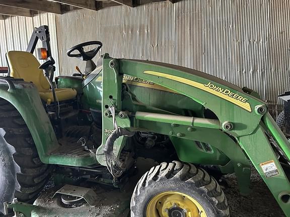 Image of John Deere 3520 equipment image 1