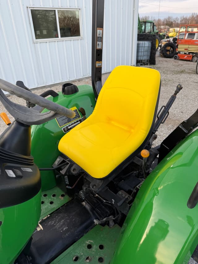 Image of John Deere 4105 equipment image 4