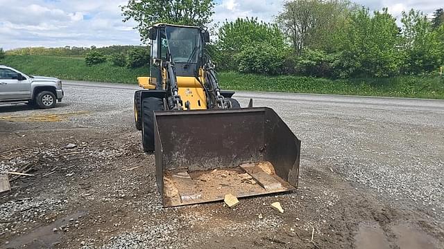 Image of John Deere 444J equipment image 3