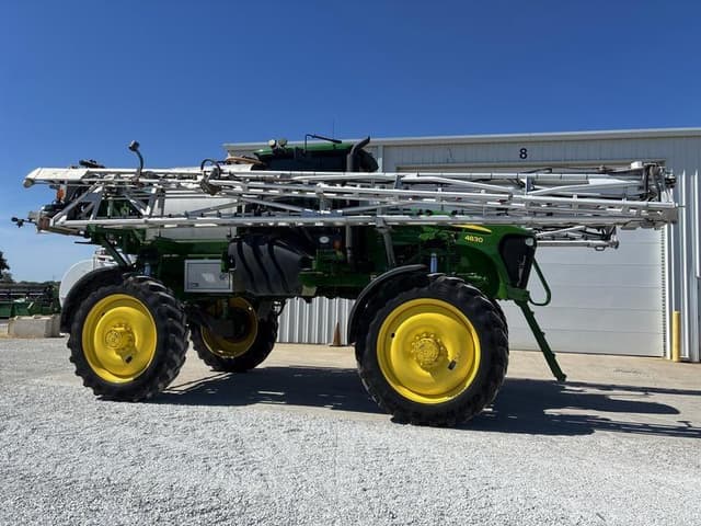 Image of John Deere 4830 equipment image 1
