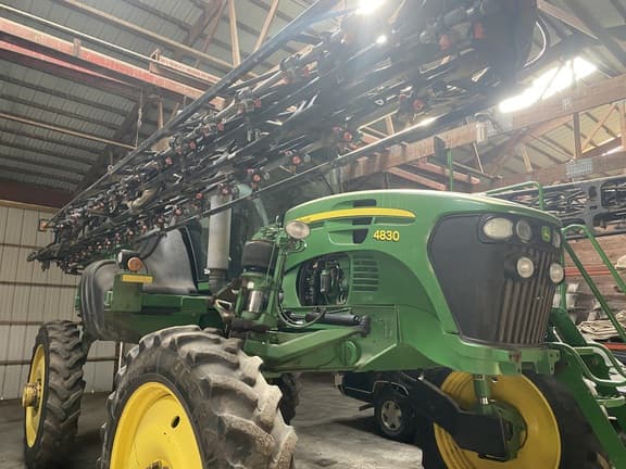Image of John Deere 4830 equipment image 1