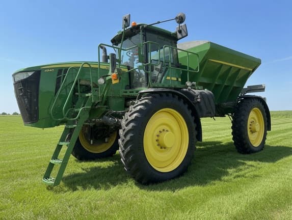 Image of John Deere 4940 equipment image 1