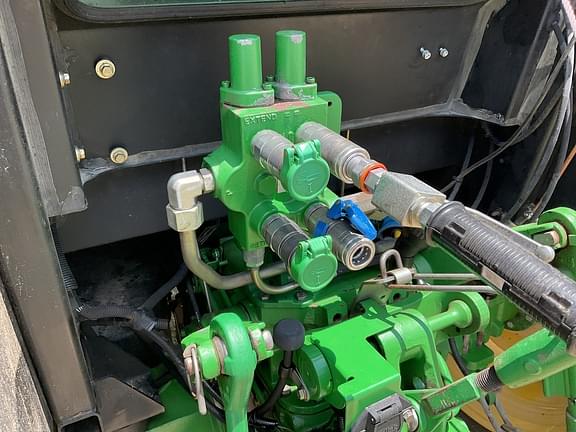 Image of John Deere 5083E equipment image 4