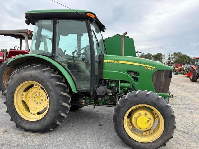 Image of John Deere 5083E equipment image 4