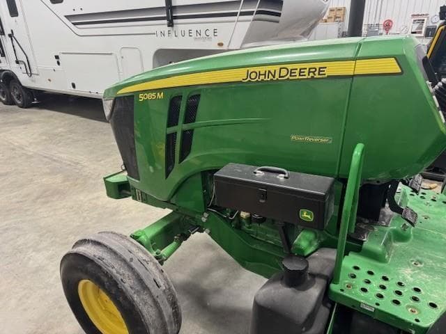 Image of John Deere 5085M equipment image 3