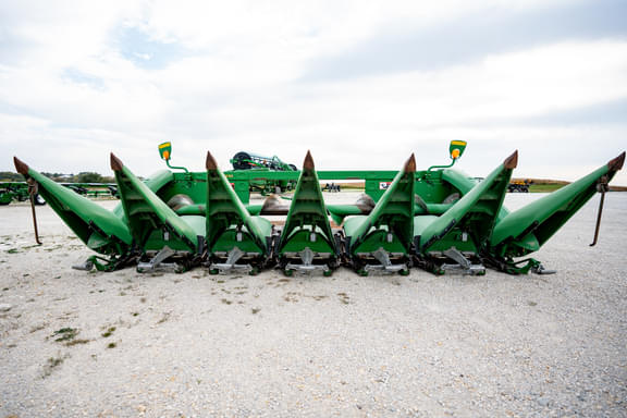 Image of John Deere 606C equipment image 3