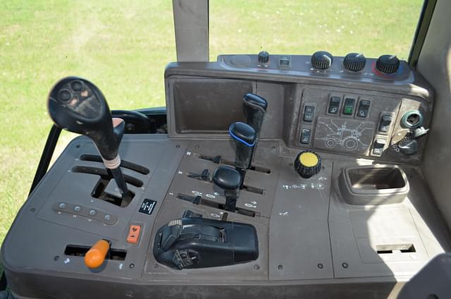 Image of John Deere 7130 equipment image 1