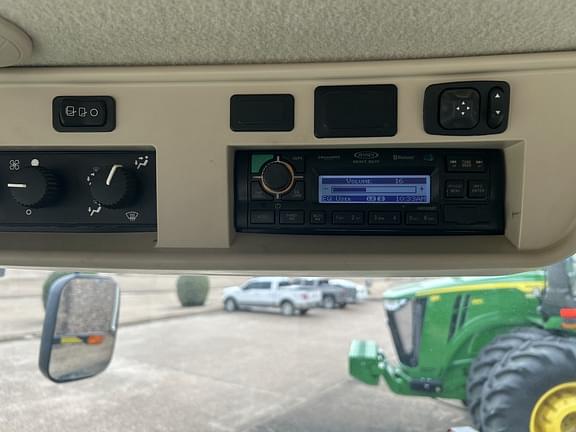 Image of John Deere 7200R equipment image 4