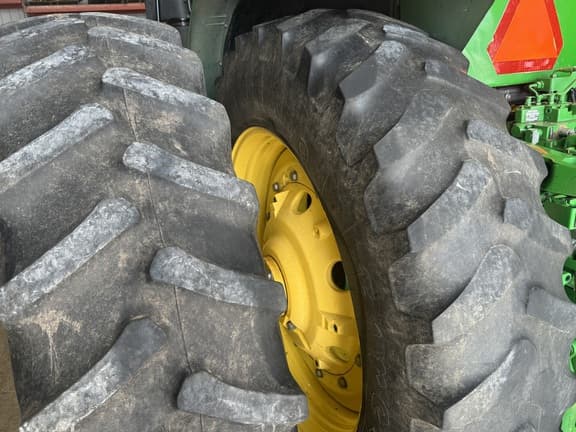 Image of John Deere 7200R equipment image 2