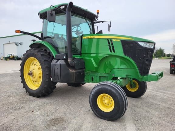 Image of John Deere 7200R equipment image 1