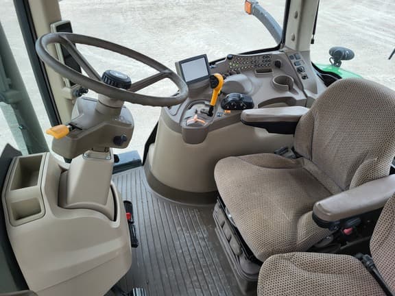 Image of John Deere 7200R equipment image 4