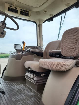 Image of John Deere 7200R equipment image 3