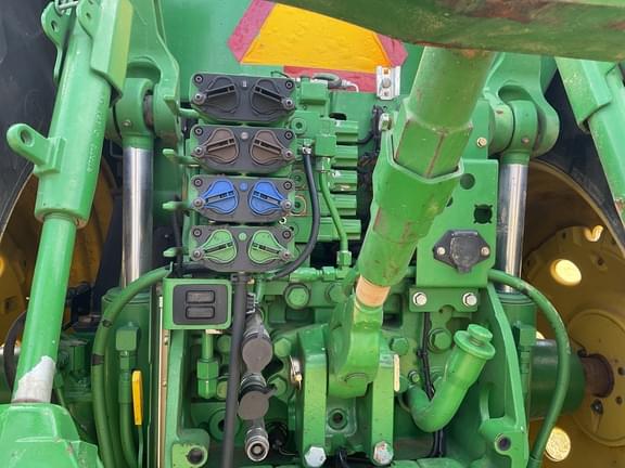 Image of John Deere 7200R equipment image 1