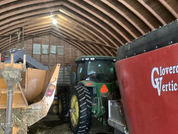 Image of John Deere 7215R equipment image 4