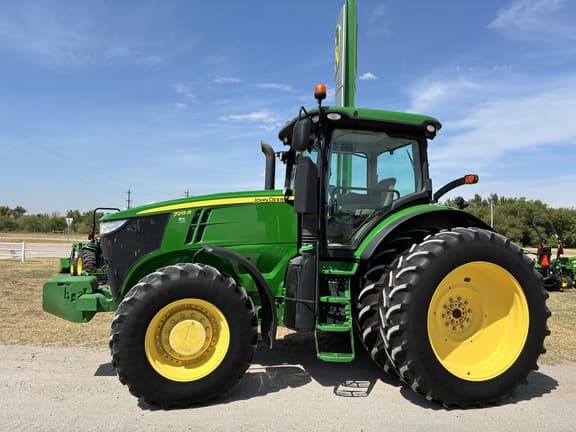 Image of John Deere 7215R equipment image 1