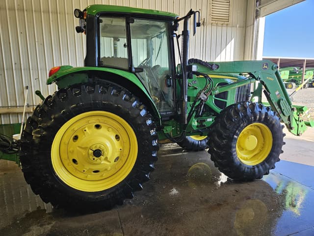 Image of John Deere 7330 equipment image 1
