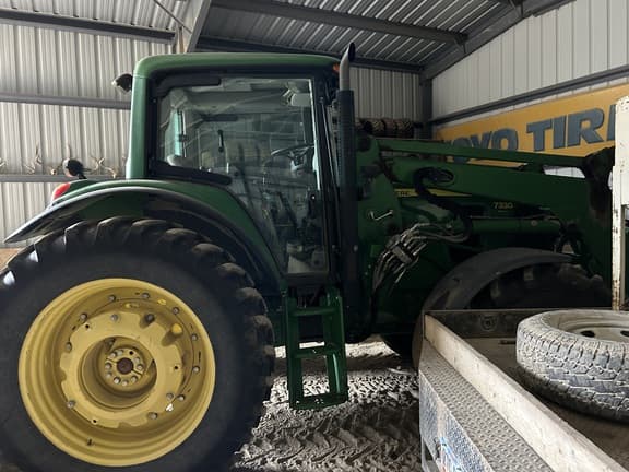 Image of John Deere 7330 equipment image 2