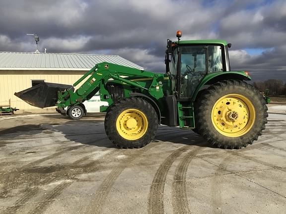 Image of John Deere 7330 equipment image 1