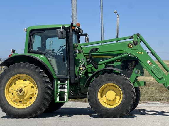 Image of John Deere 7330 equipment image 1