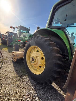 Image of John Deere 7330 equipment image 4