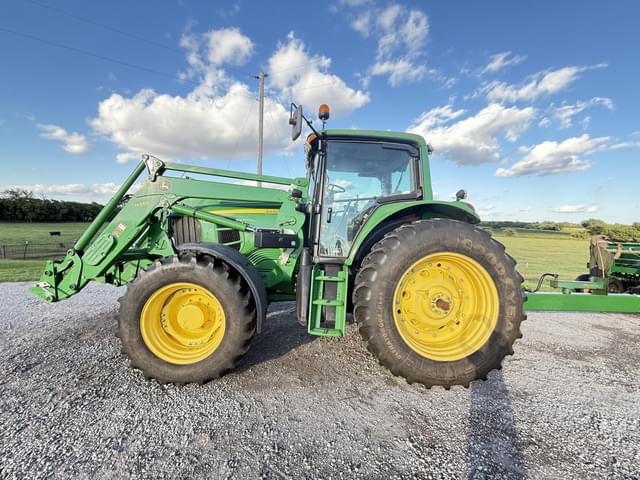 Image of John Deere 7330 equipment image 1