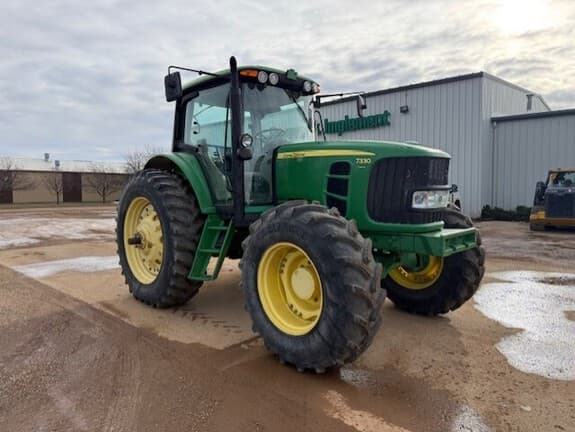 Image of John Deere 7330 equipment image 1