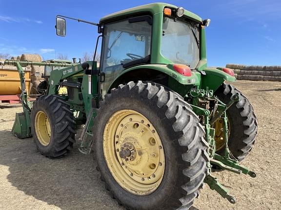 Image of John Deere 7330 equipment image 2