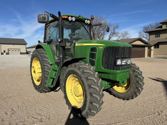 Image of John Deere 7330 equipment image 4