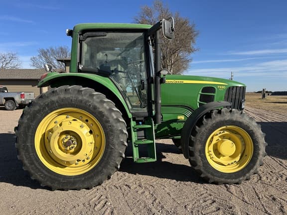 Image of John Deere 7330 equipment image 1