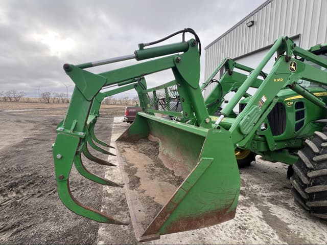 Image of John Deere 7330 equipment image 3
