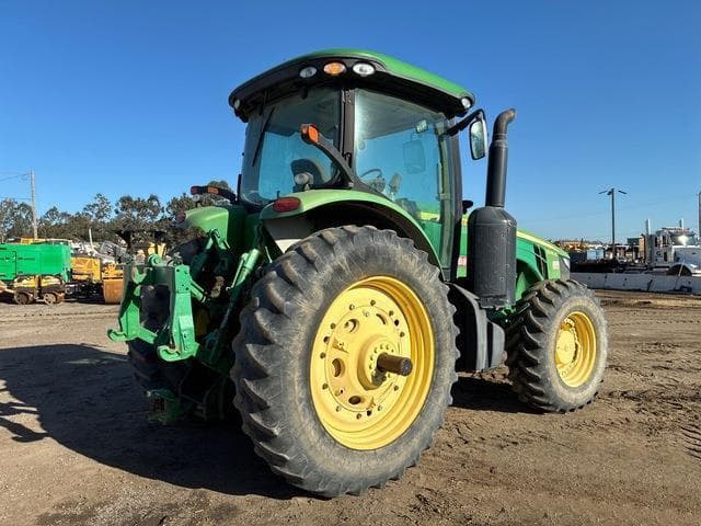 Image of John Deere 8235R equipment image 2