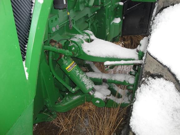 Image of John Deere 8235R equipment image 4