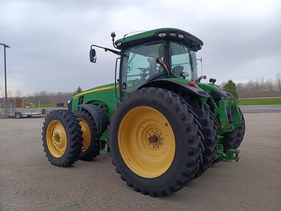 Image of John Deere 8235R equipment image 4