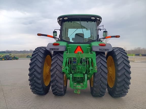 Image of John Deere 8235R equipment image 3