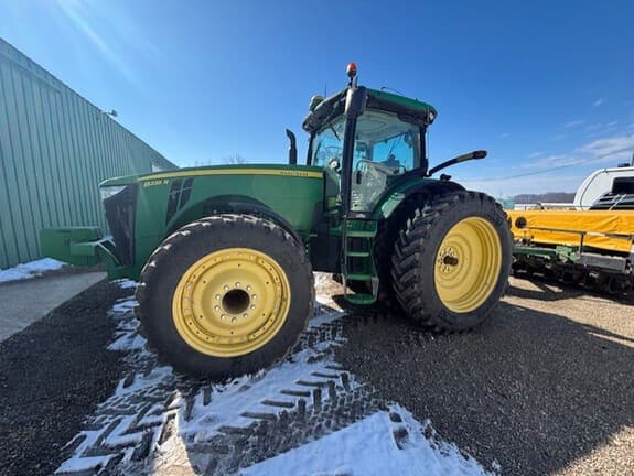 Image of John Deere 8235R equipment image 3