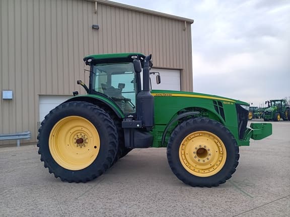 Image of John Deere 8235R equipment image 1
