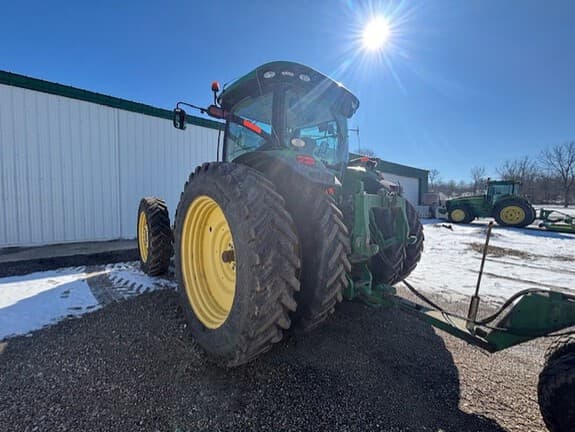 Image of John Deere 8235R equipment image 4