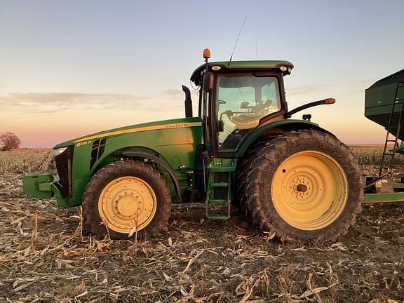 Image of John Deere 8235R equipment image 1