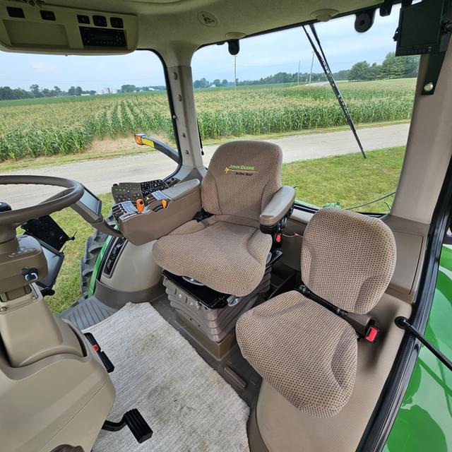 Image of John Deere 8235R equipment image 3