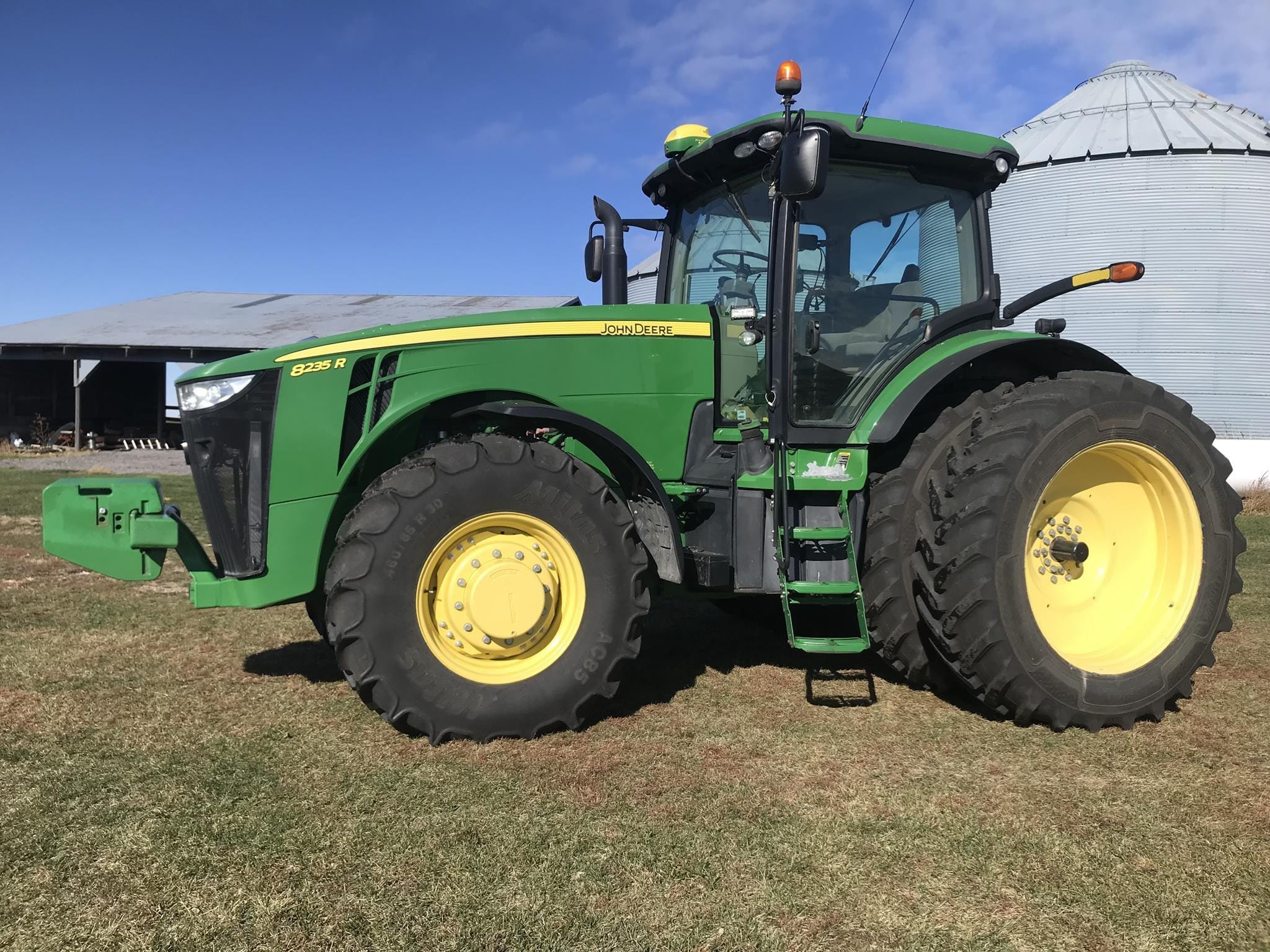 2012 John Deere 8235R Equipment Image0