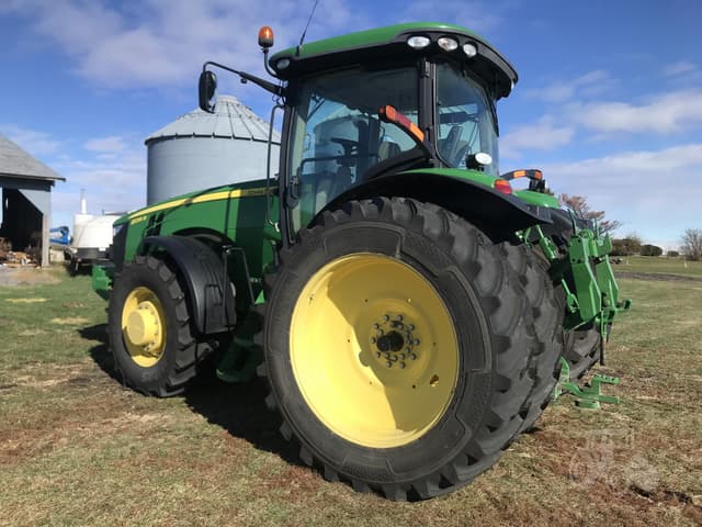 Image of John Deere 8235R equipment image 3