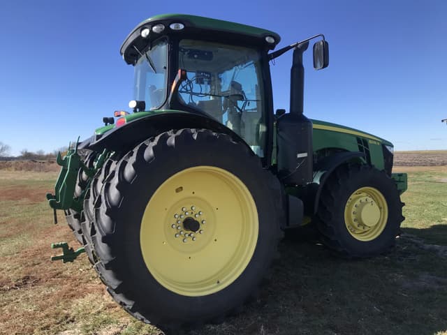 Image of John Deere 8235R equipment image 2