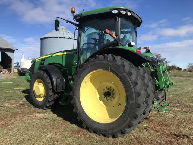 Image of John Deere 8235R equipment image 3