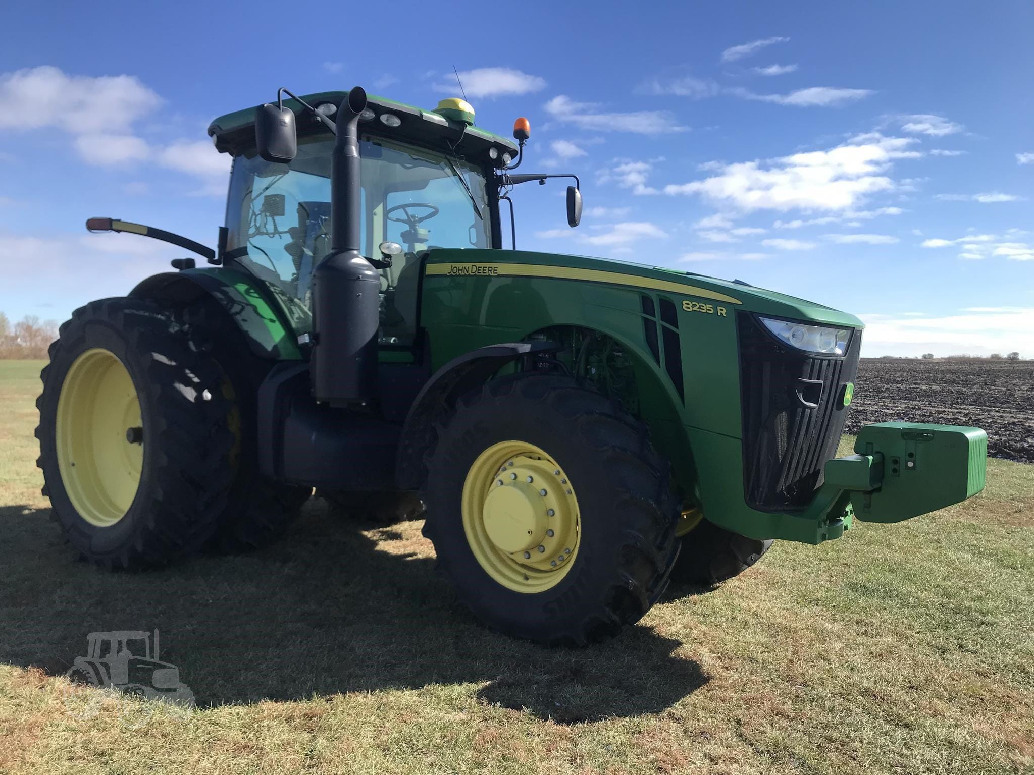 2012 John Deere 8235R Equipment Image0