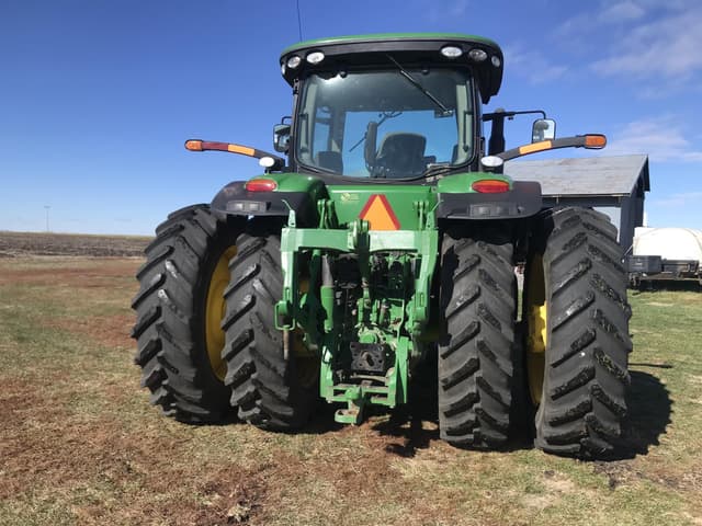 Image of John Deere 8235R equipment image 4