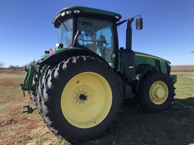 Image of John Deere 8235R equipment image 2