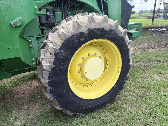 Image of John Deere 8235R equipment image 4