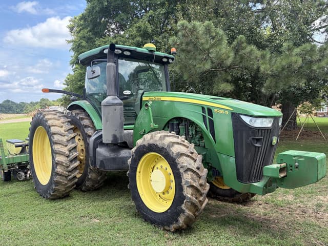 Image of John Deere 8235R equipment image 2